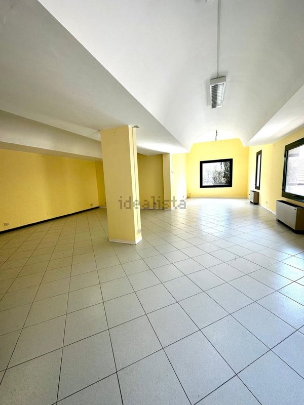 ufficio in vendita ad Imperia in zona Oneglia