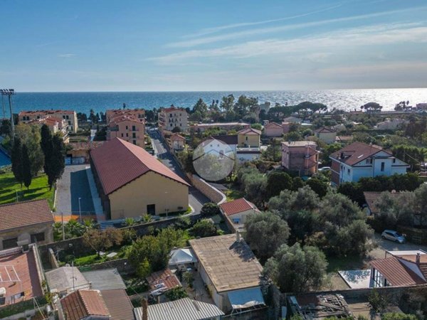 casa indipendente in vendita ad Imperia