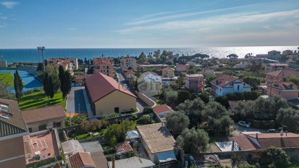casa indipendente in vendita ad Imperia