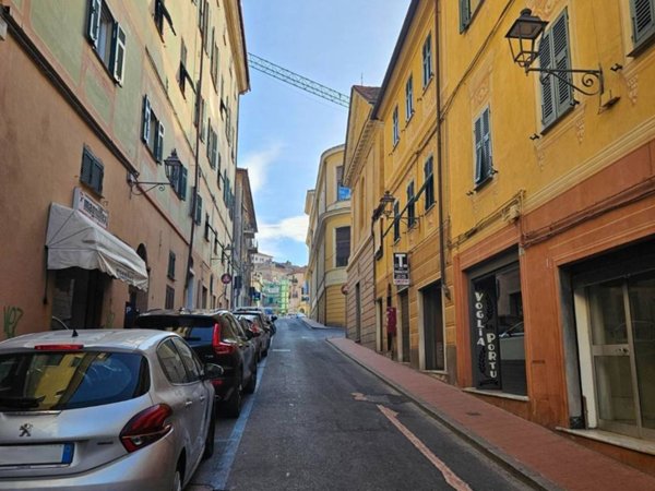 negozio in vendita ad Imperia in zona Porto Maurizio