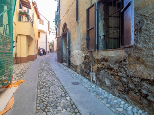 locale di sgombero in vendita ad Imperia