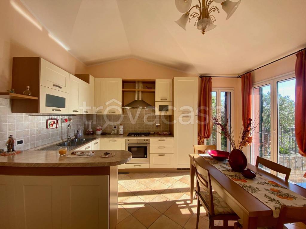 casa indipendente in vendita ad Imperia in zona Poggi