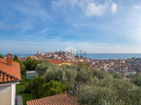 casa indipendente in vendita ad Imperia in zona Oneglia