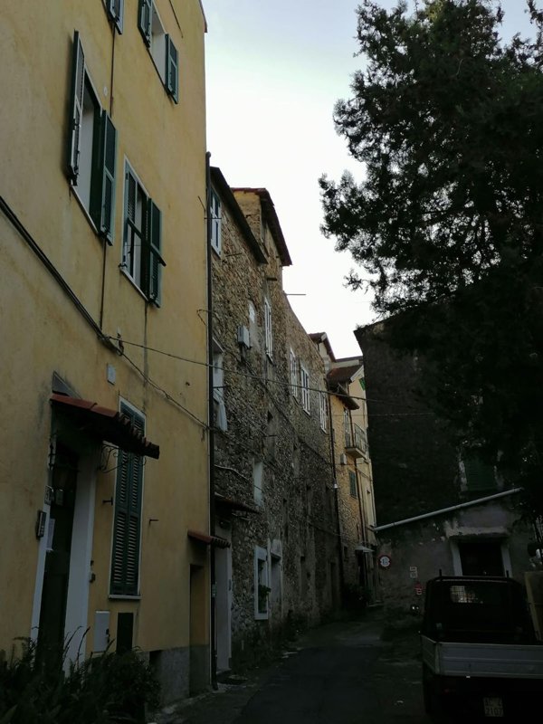 esavano in vendita ad Imperia