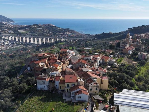 casa indipendente in vendita ad Imperia in zona Poggi
