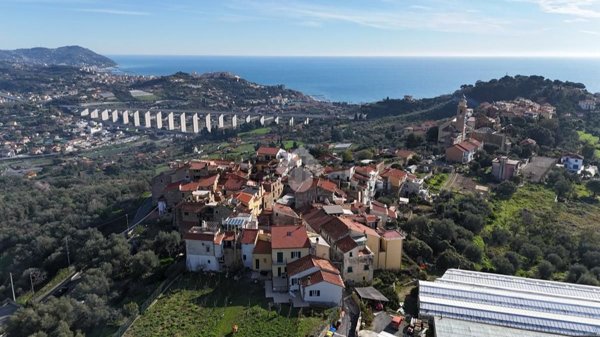 casa indipendente in vendita ad Imperia in zona Poggi