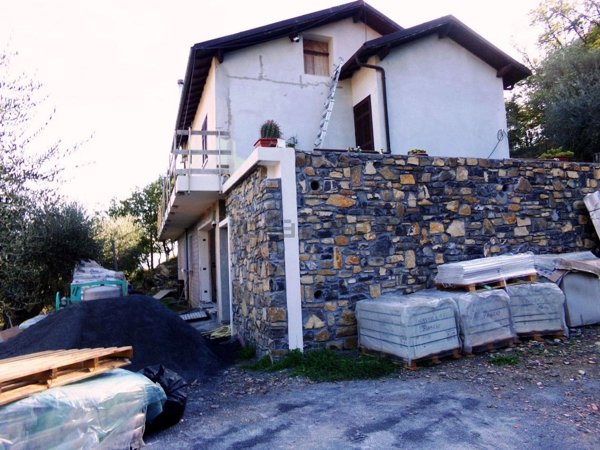 casa indipendente in vendita ad Imperia in zona Sant'Agata