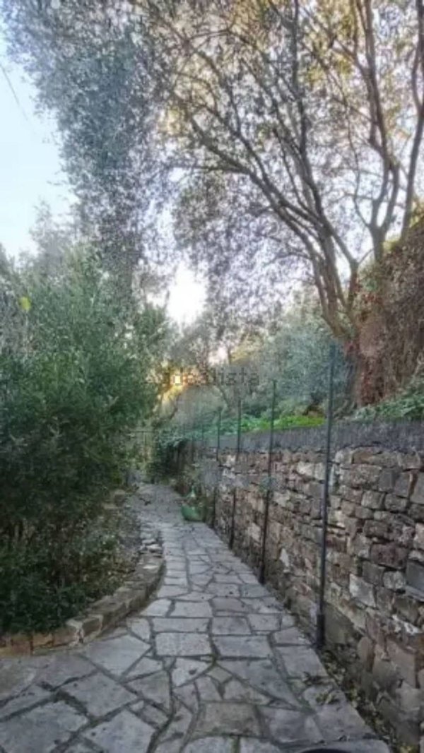 casa indipendente in vendita ad Imperia in zona Montegrazie