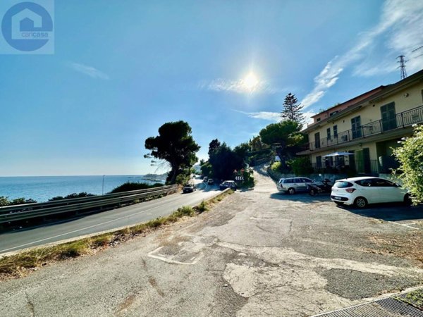 appartamento in vendita ad Imperia in zona Poggi