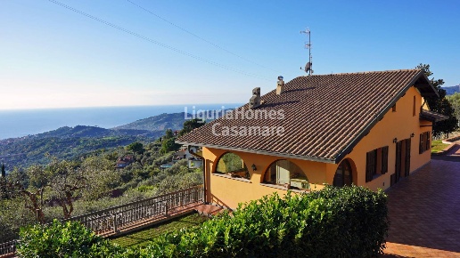 casa indipendente in vendita ad Imperia in zona Porto Maurizio