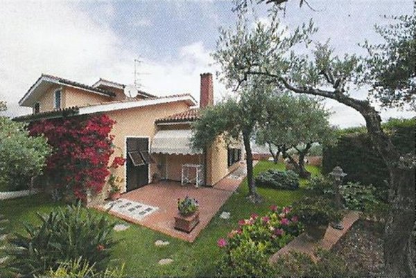 casa indipendente in vendita ad Imperia in zona Poggi