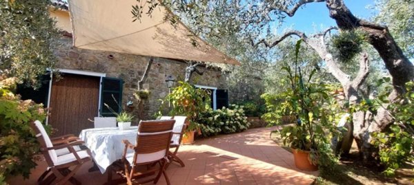 casa indipendente in vendita ad Imperia in zona Poggi
