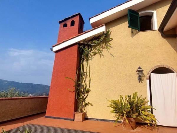 casa indipendente in vendita ad Imperia in zona Poggi