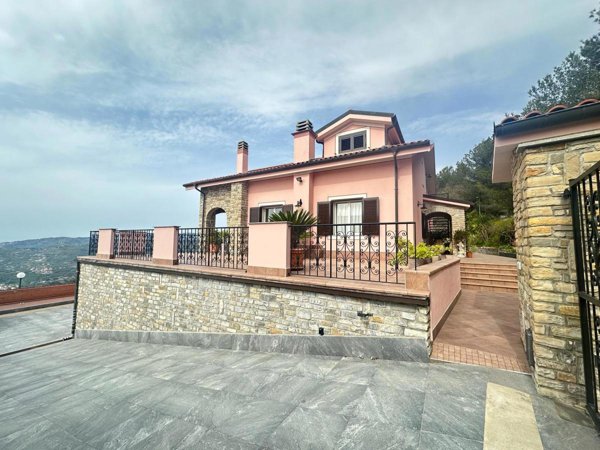 casa indipendente in vendita ad Imperia in zona Porto Maurizio