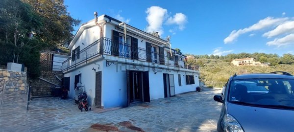 casa indipendente in vendita ad Imperia