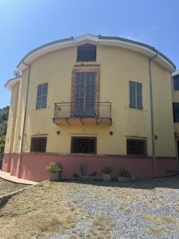 locale commerciale in vendita ad Imperia in zona Poggi