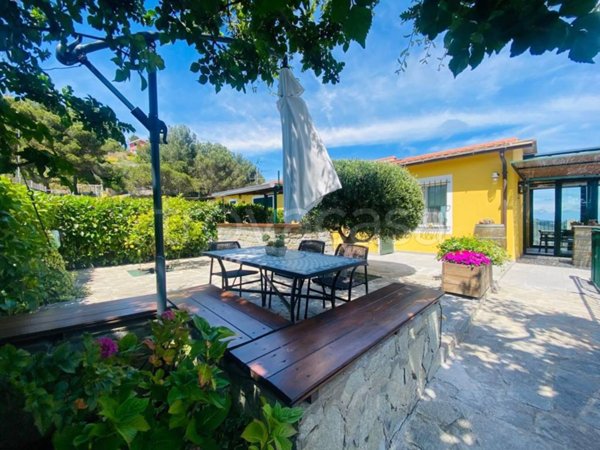 casa indipendente in vendita ad Imperia in zona Poggi