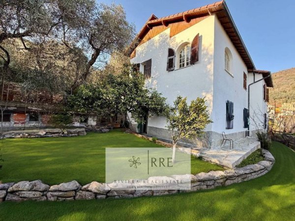 casa indipendente in vendita ad Imperia in zona Montegrazie