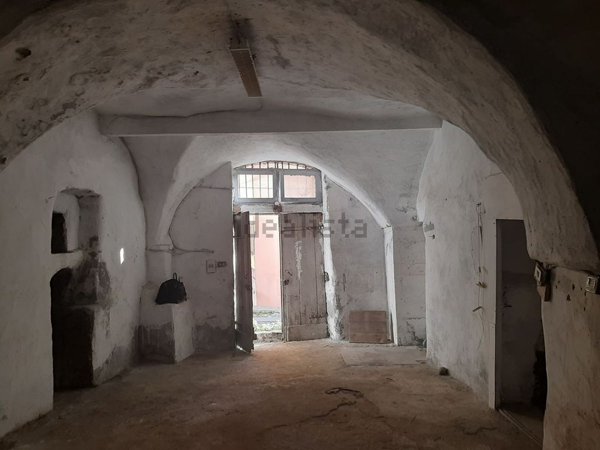 locale di sgombero in vendita ad Imperia in zona Oneglia