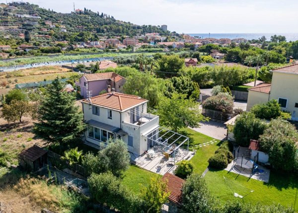casa indipendente in vendita ad Imperia in zona Torrazza / Clavi