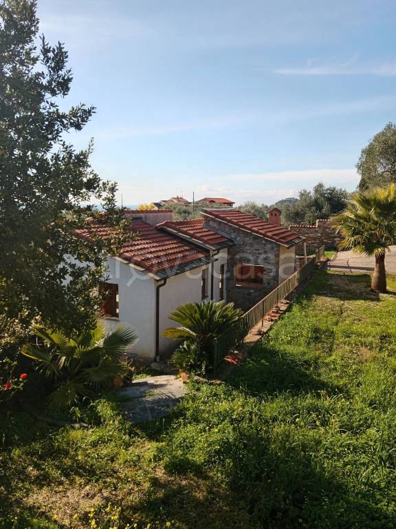 casa indipendente in vendita ad Imperia in zona Poggi