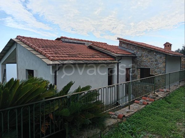 casa indipendente in vendita ad Imperia in zona Poggi