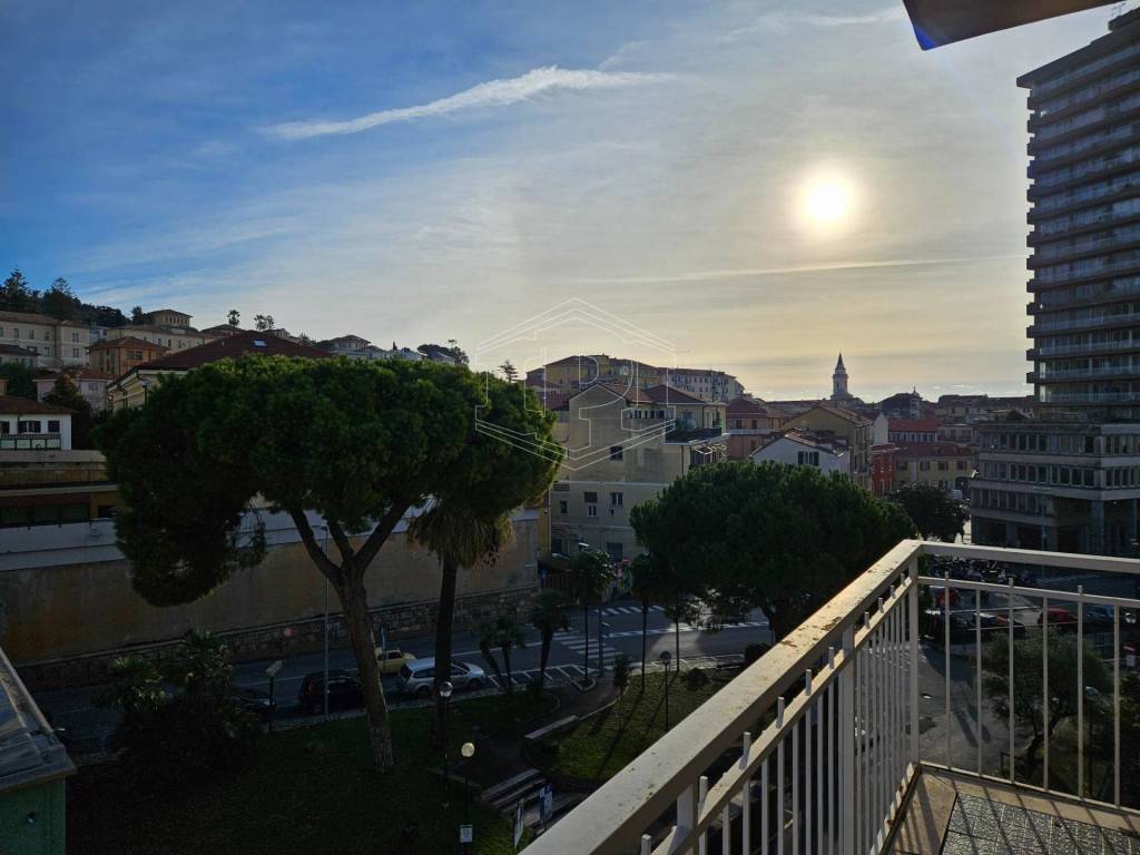 ufficio in vendita ad Imperia in zona Oneglia