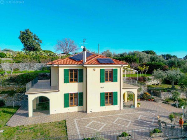 casa indipendente in vendita ad Imperia in zona Oneglia