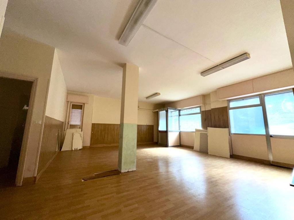 locale commerciale in vendita ad Imperia in zona Oneglia
