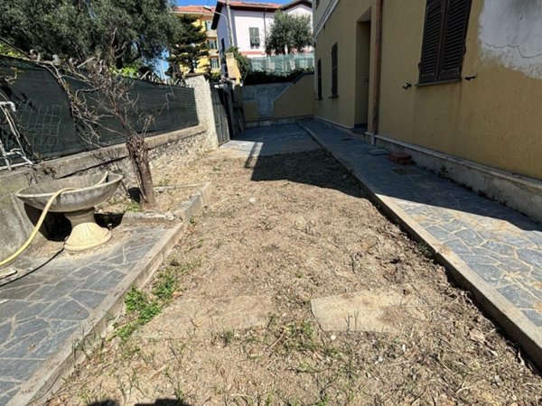 casa indipendente in vendita ad Imperia in zona Oneglia