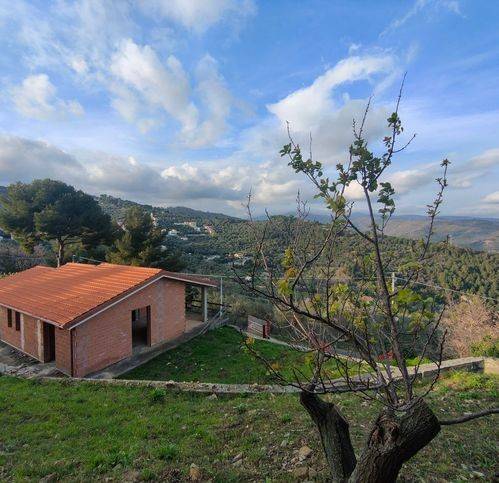 casa indipendente in vendita ad Imperia in zona Sant'Agata