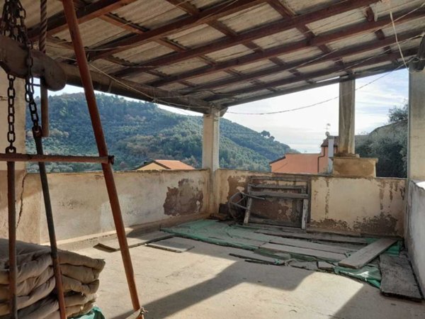 casa indipendente in vendita ad Imperia in zona Moltedo