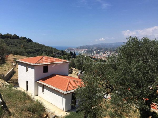 casa indipendente in vendita ad Imperia in zona Oneglia