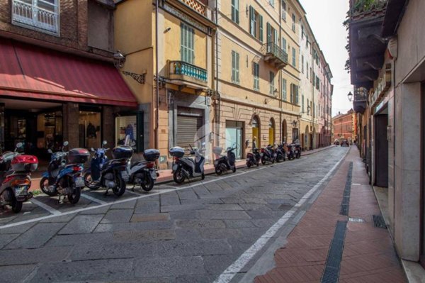 negozio in vendita ad Imperia in zona Porto Maurizio