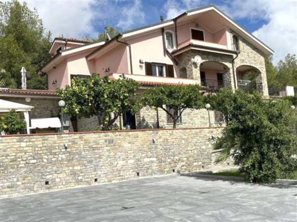 casa indipendente in vendita ad Imperia