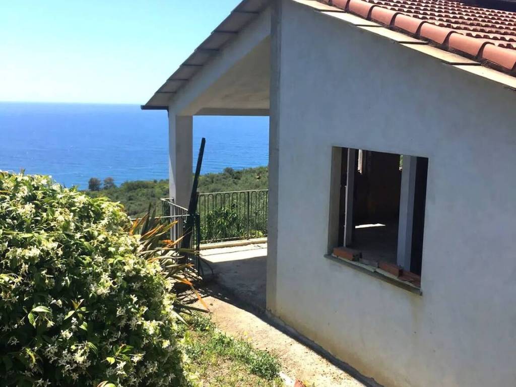 casa indipendente in vendita ad Imperia in zona Poggi