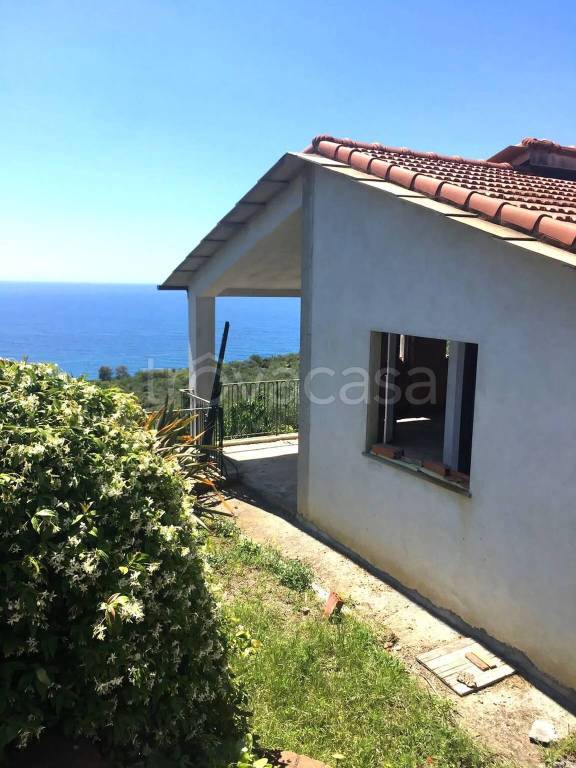 casa indipendente in vendita ad Imperia in zona Oneglia