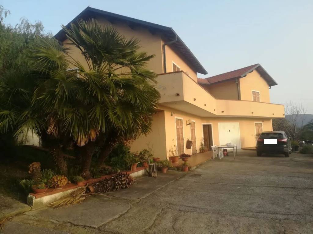 casa indipendente in vendita ad Imperia in zona Poggi