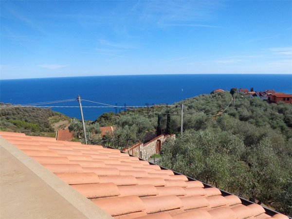 casa indipendente in vendita ad Imperia in zona Porto Maurizio