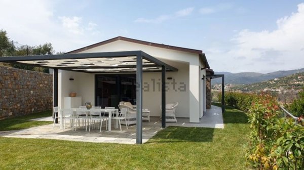 casa indipendente in vendita ad Imperia