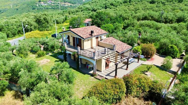 casa indipendente in vendita ad Imperia in zona Oneglia