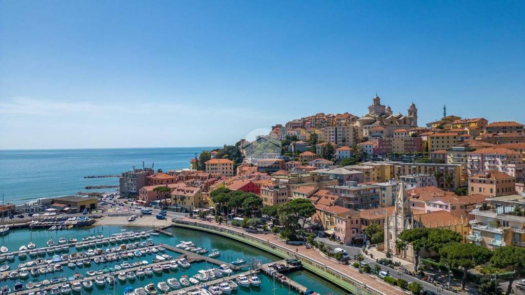 negozio in vendita ad Imperia in zona Porto Maurizio
