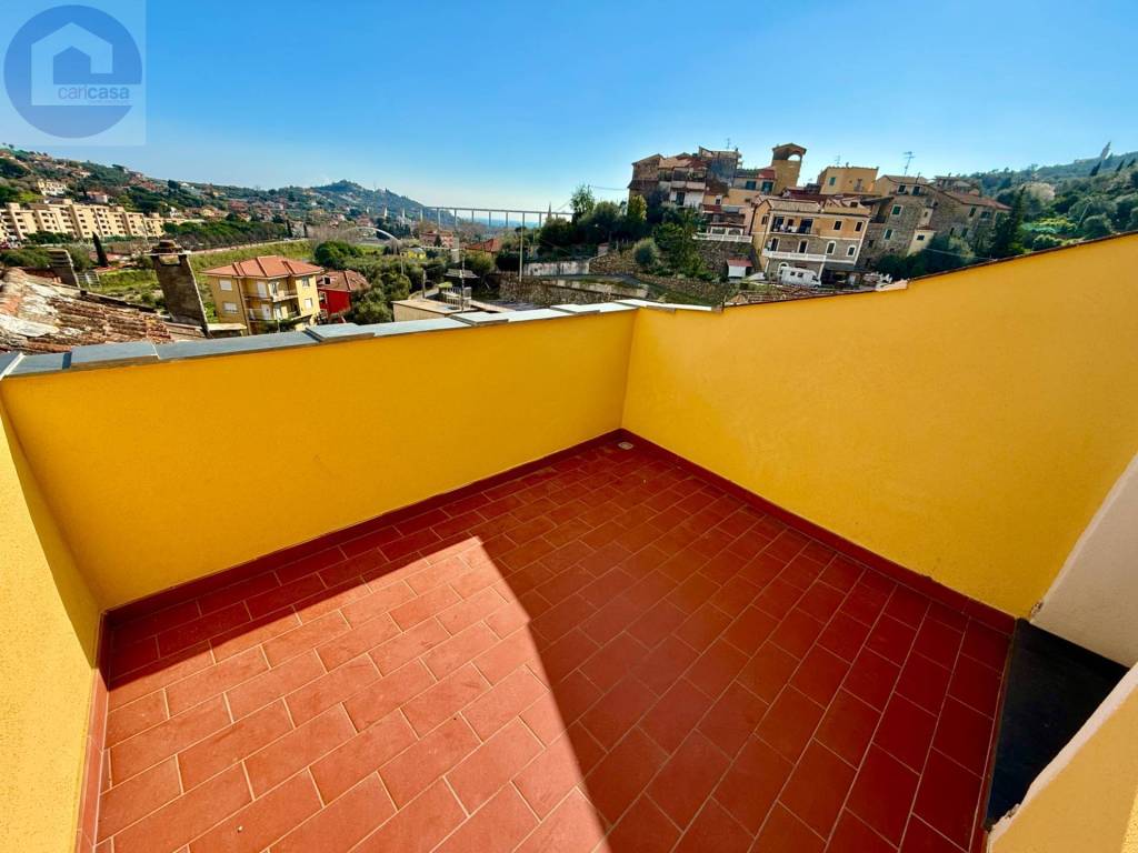 appartamento in vendita ad Imperia in zona Torrazza / Clavi