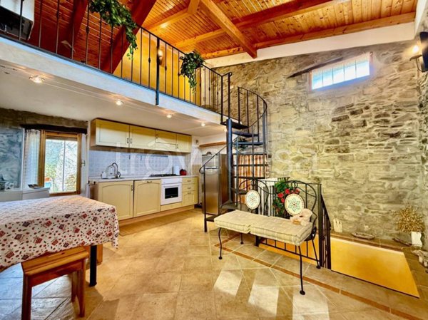 casa indipendente in vendita ad Imperia in zona Montegrazie