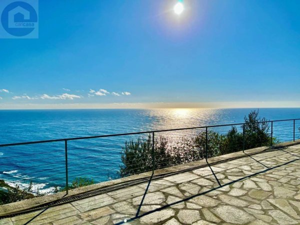 casa indipendente in vendita ad Imperia in zona Poggi