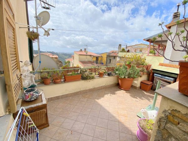 casa indipendente in vendita ad Imperia in zona Porto Maurizio