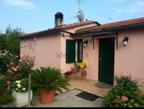 casa indipendente in vendita ad Imperia in zona Massabovi