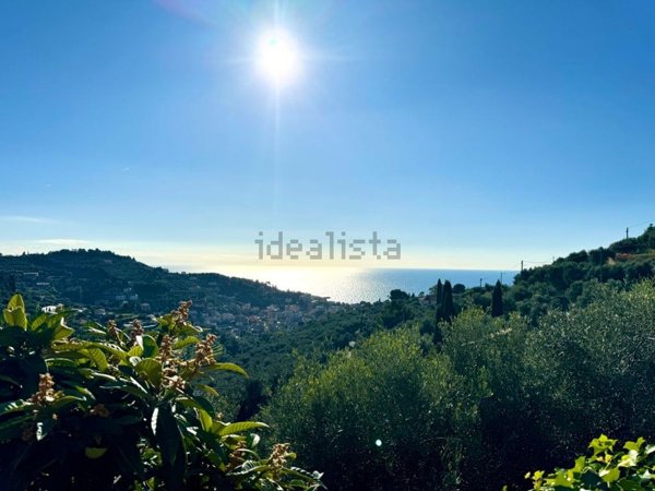 casa indipendente in vendita ad Imperia in zona Oneglia