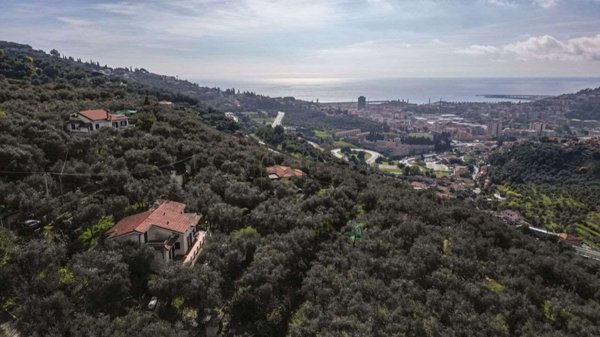 casa indipendente in vendita ad Imperia in zona Oneglia