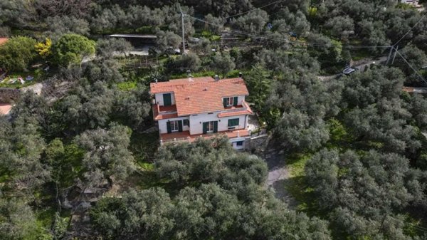 casa indipendente in vendita ad Imperia in zona Oneglia